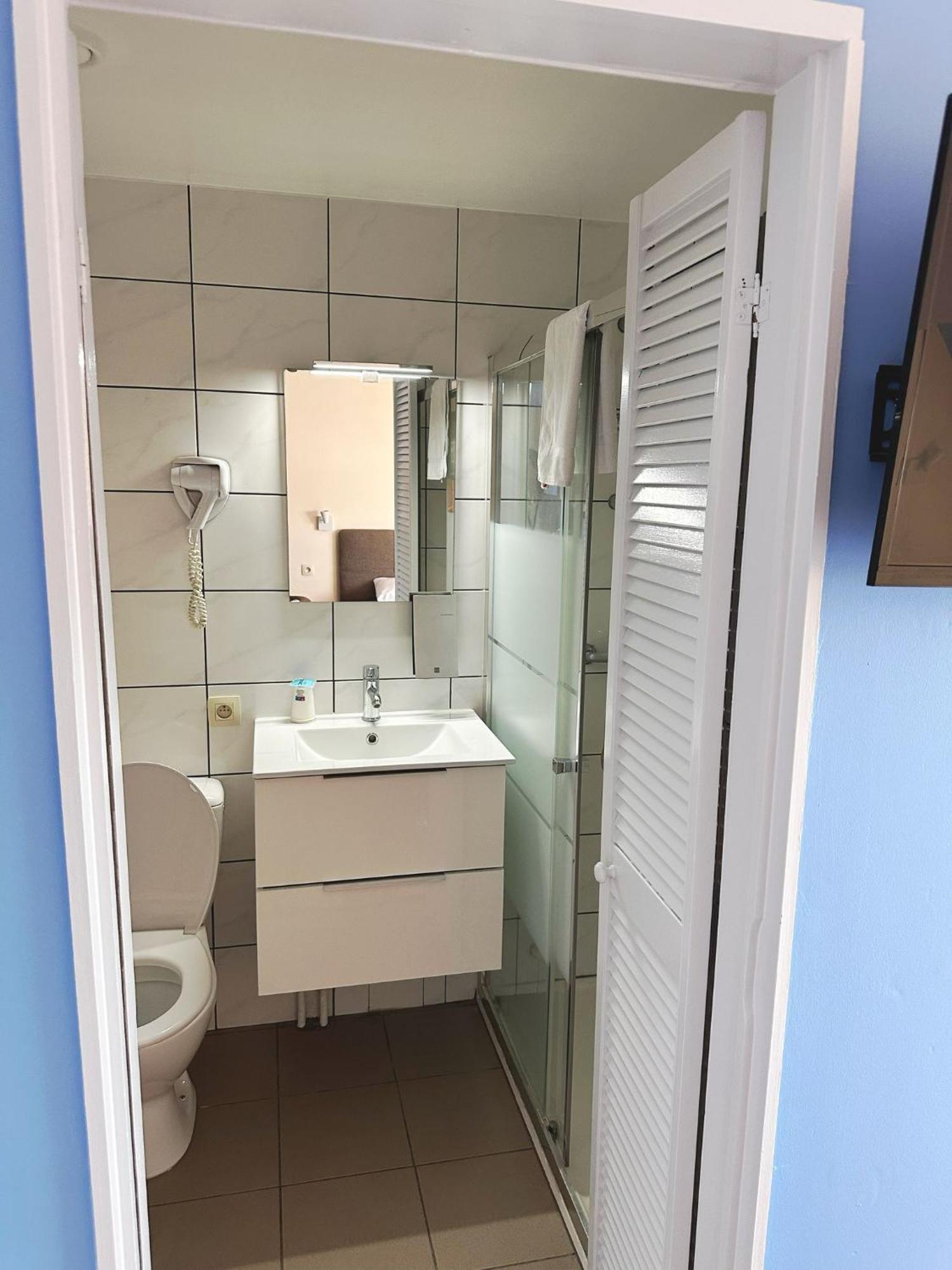 At-Pacific-Hotel Вавр Екстериор снимка